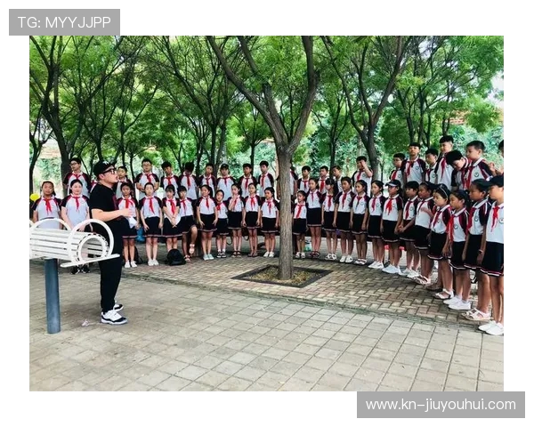 绿茵场上追梦少年专注奔跑展现青春力量的动人坚毅背影故事旅程中